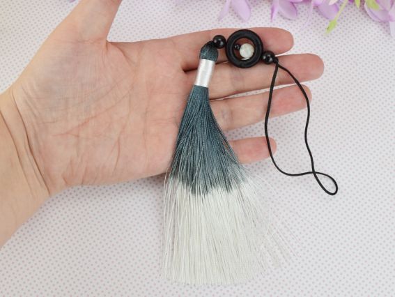 Шелковистая Черно-белая кисть с бусиной и колечком, длина 17 см, 1шт