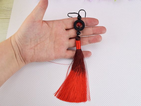 Шелковистая Черно-красная кисть с бусиной и колечком, длина 17 см, 1шт