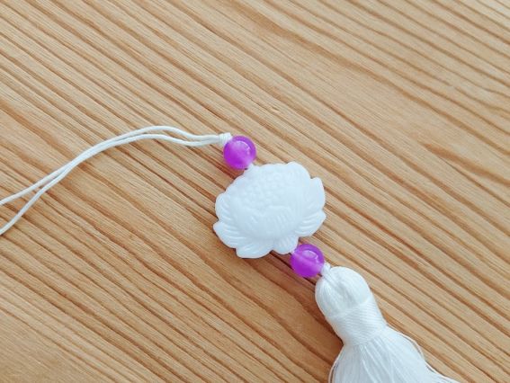 Китиця з білим лотосом Омбре Біло-Фіолетова, довжина 17 см, 1шт