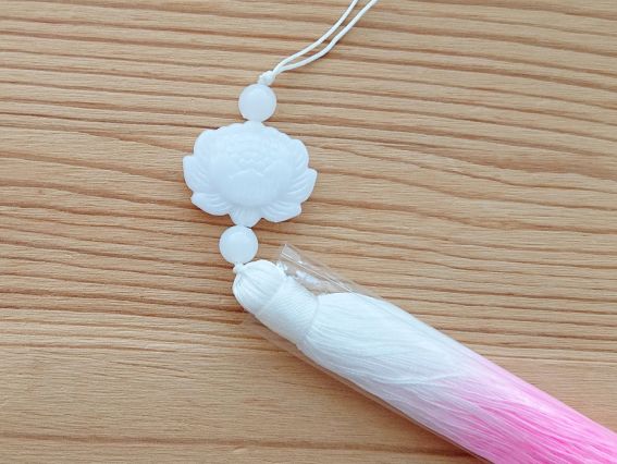 Кисточка с белым лотосом Омбре Бело-розовая , длина 17 см, 1шт