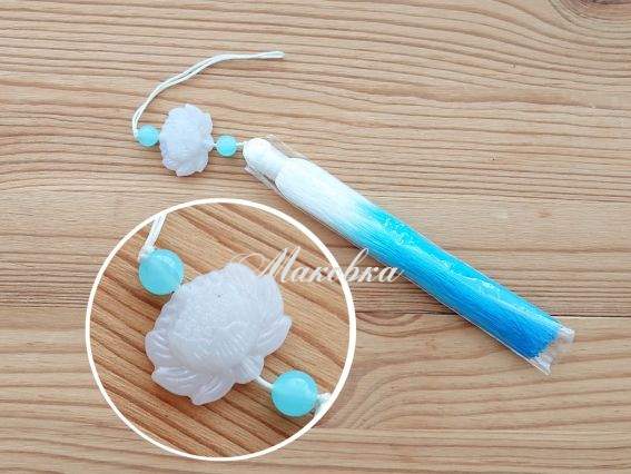 Кисть Омбре Бело-бирюзовая с белым лотосом, длина 17(25)см, 1 шт