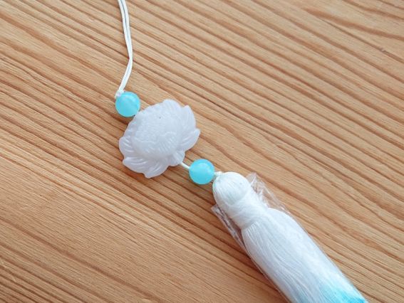 Кисточка с белым лотосом Омбре Бело-бирюзовая , длина 17 см, 1шт