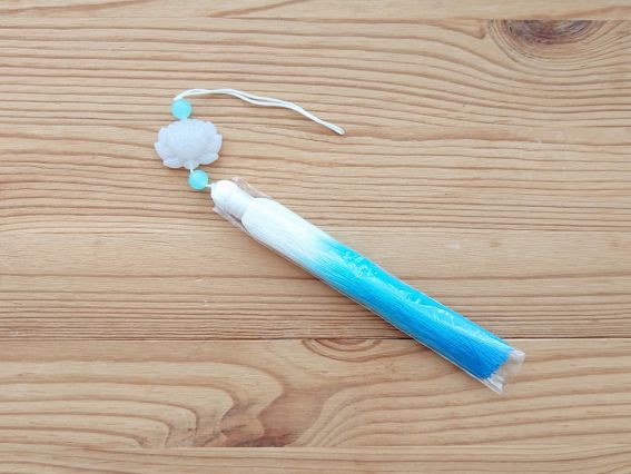 Кисточка с белым лотосом Омбре Бело-бирюзовая , длина 17 см, 1шт