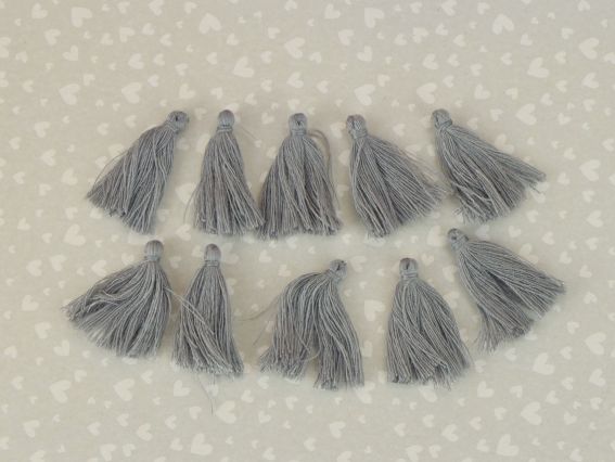 Маленькие кисточки , длина 3 см, Серые матовые, 10 шт/уп