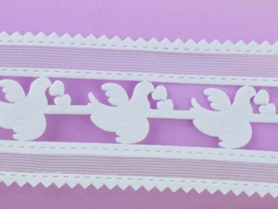 Лента с выбитым рисунком, Голубки, 4 см, белая, 1 м Лента с выбитым рисунком, Голубки, 4 см, белая, 1 м