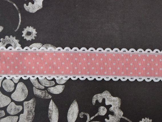 Стрічка №5604 Світло ПЕРСІКОВА з білим горошком ширина 25мм з ажурним бордюром, 1 метр