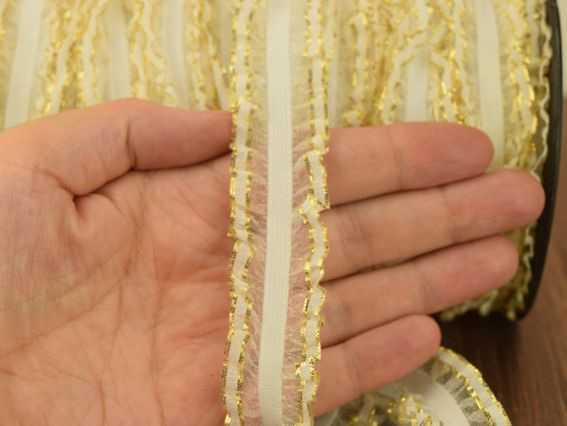 Резинка з рюшем 2,5 см, біла із золотою облямівкою, 1 метр Резинка з рюшем 2,5 см, біла із золотою облямівкою, 1 метр