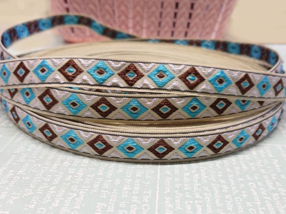 Гобеленовая Тесьма 12 мм с орнаментом Ромбики, белый-голубой-коричневый на бежевом, 1 метр