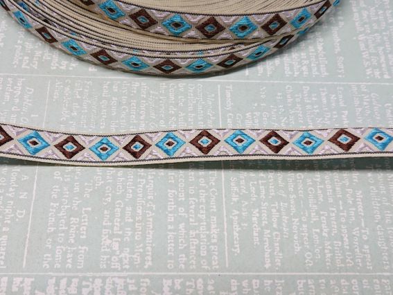 Гобеленовая Тесьма 12 мм с орнаментом Ромбики, белый-голубой-коричневый на бежевом, 1 метр