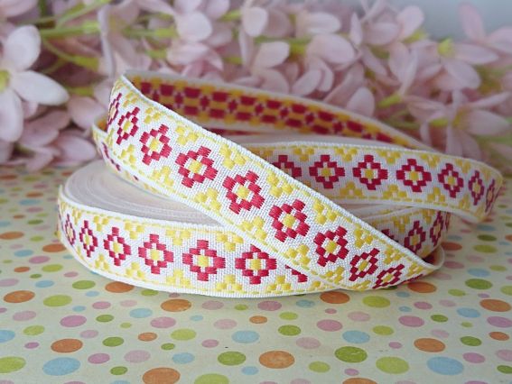 Тесьма гобеленова 15 мм Ромби червоно-жовті на білому, 1 м. Тесьма гобеленова 15 мм Ромби червоно-жовті на білому, 1 м.