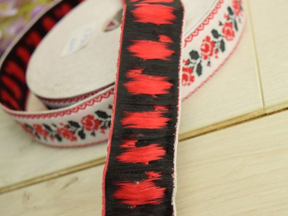 Гобеленова Тесьма з українським орнаментом 30 мм рис. Трояндочки на білому , 1 м