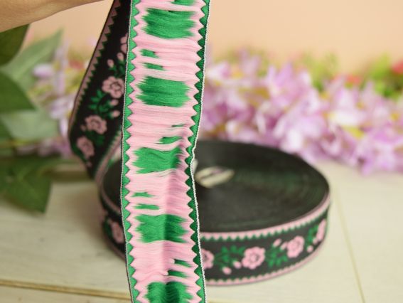 Гобеленова Тесьма з українським орнаментом 30 мм рис. чорна з рожевими квітами, 1 м