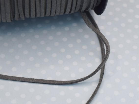 Плоский замшевий шнур 3х1,5 мм для рукоділля, 1 м, темно-сірого кольору