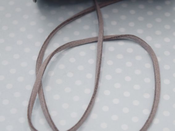 Плоский замшевий шнур 3х1,5 мм для рукоділля, 1 м, сірого кольору