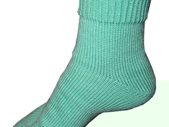 Вязанные Зеленые носки к Новому году