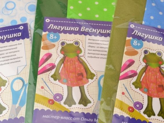 Фетровая игрушка Лягушка Веснушка, набор для шитья из натурального фетра Фетровая игрушка Лягушка Веснушка, набор для шитья из натурального фетра