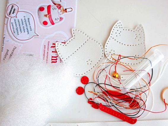 Підвіска Кіт білий, комплект для шиття зі штучної шкіри, Набір для творчості. КМР-001