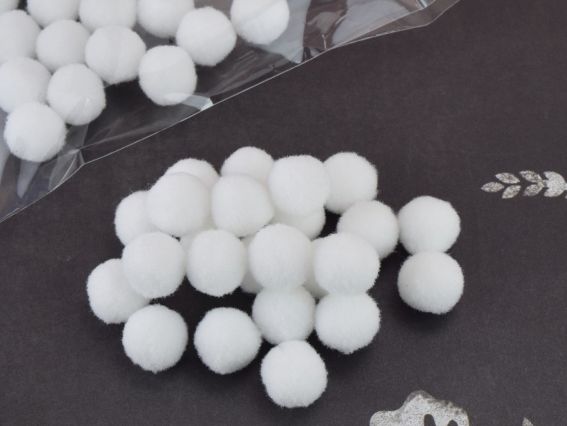Шарики помпончики, цвет белый , розмер 2,5см, 6г