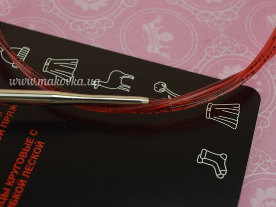 Збільшене зображення місця з’єднання металевої спиці ADDI Lace з гнучкою червоною волосінню. Плавний перехід забезпечує безперешкодне ковзання петель пряжі під час в’язання.