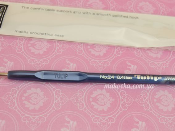 Вязальный крючок Tulip TА-1053e для вязания бисером и нитками, мягкая вишневая ручка 13,5 см №6 (1 мм)