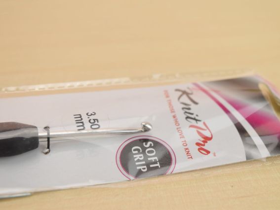 Вязальный крючок KnitPro 3,5 мм, алюминиевый 13см с серебряным наконечником, не скользящая черная ручка Soft Grip 30814