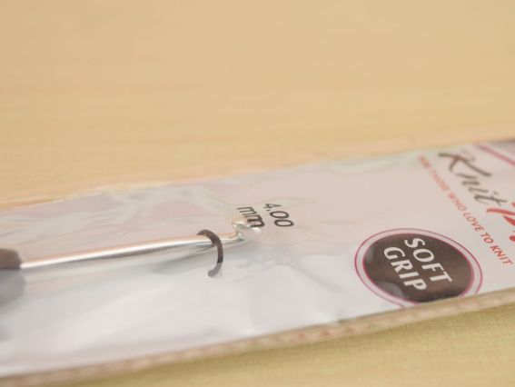 В'язальний гачок KnitPro 4 мм, алюмінієвий 13см з срібним наконечником, чорна ручка що не ковзає Soft Grip 30815