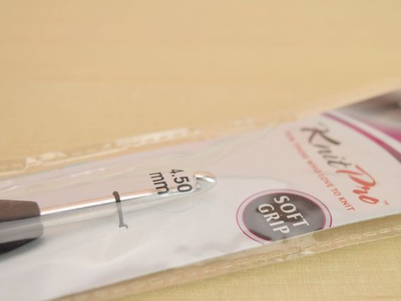 Крючок для вязания  KnitPro 4,5 мм, алюминиевый 13см с серебряным наконечником, не скользящая черная ручка Soft Grip 30816