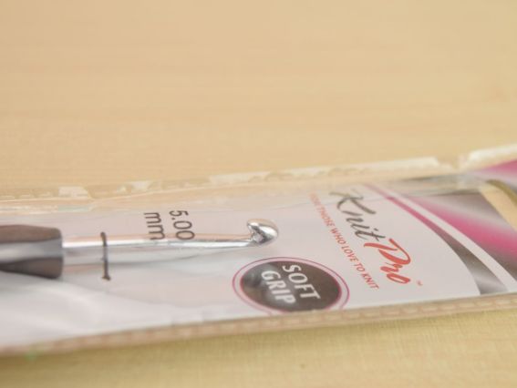 Гачок для в'язання KnitPro 5 мм, алюмінієвий 13см чорна ручка Soft Grip 30817