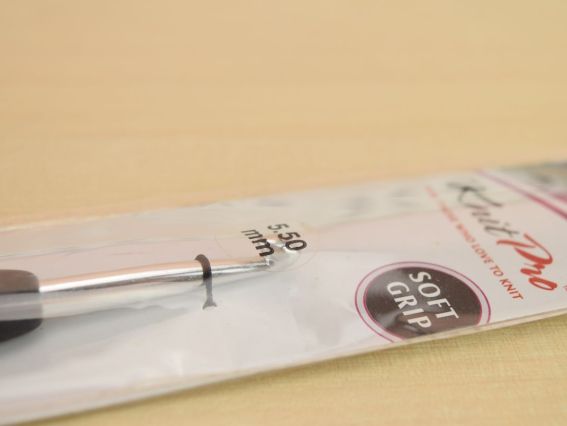 Крючок для вязания  KnitPro 5,5 мм, алюминиевый 13см , не скользящая черная ручка Soft Grip 30818