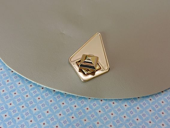 Клапан из экокожи, полукруглый с замочком, для сумки, рюкзака, цвет Кофе с молоком , Б61012266