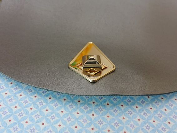 Клапан из экокожи, полукруглый с замочком, для сумки, рюкзака, цвет Темно Серый металлик, Б61012266