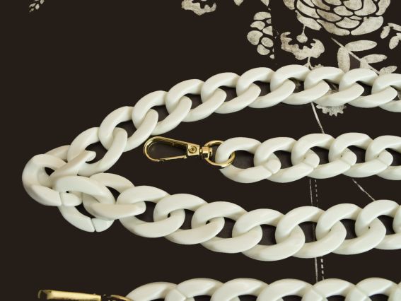 Ручка-цепь для сумки БЕЛАЯ, непрозрачная акриловая, фурнитура золото, длина 97 см