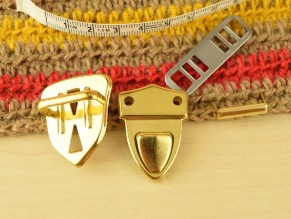 Сумочний замочок портфельний №4575кольор Золотий , форма трикутний , розмір 30х35мм і 28х36мм 1 шт