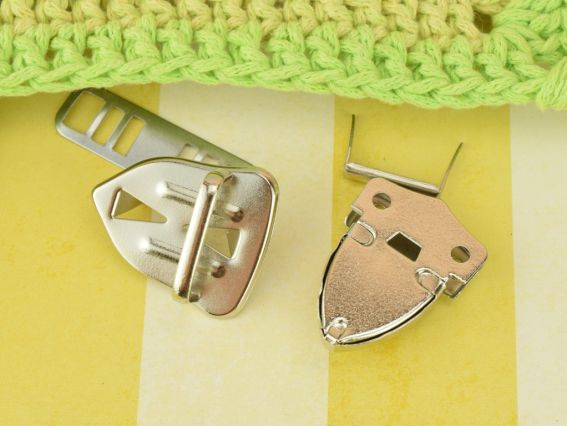 Сумочний замочок портфельний №4575кольор Платина  , форма трикутний , розмір 30х35мм і 28х36мм 1 шт