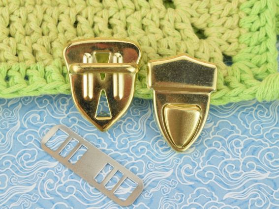 Сумочний замочок портфельний №4575кольор Золотий , форма трикутний , розмір 30х35мм і 28х36мм 1 шт