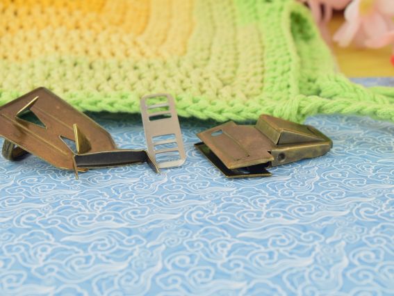 Сумковий замочок портфельний №4584  кутуватий колір Антична бронза, розмір 40х40мм та 38х43мм, 1 шт