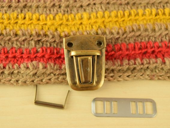 Замок портфельный №4587 маленький угловатый Античная бронза 25х35мм и 27х32 мм  1 шт Замок портфельный №4587 маленький угловатый Античная бронза 25х35мм и 27х32 мм  1 шт