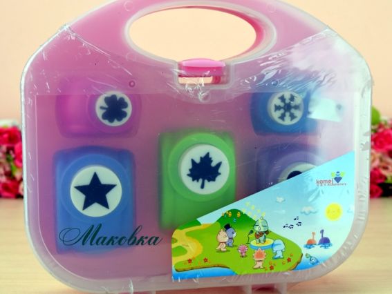 Набор фигурных дыроколов в пластиковом органайзере КМ-588-07 Набор фигурных дыроколов в пластиковом органайзере КМ-588-07