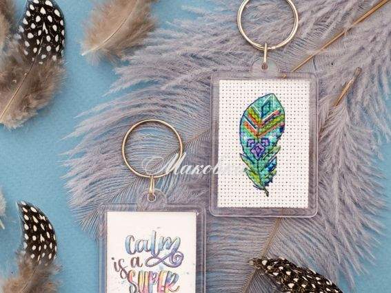 Вышивка-брелок нитками APH-003 Перышко Абрис Арт с акриловой заготовкой Вышивка-брелок нитками APH-003 Перышко Абрис Арт с акриловой заготовкой