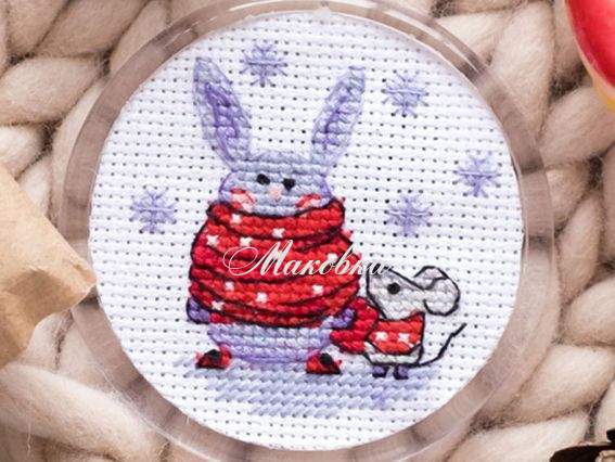 Вышивка-магнит нитками APH-008 Радуемся снегу (заяц и мишка) Абрис Арт с акриловой рамкой