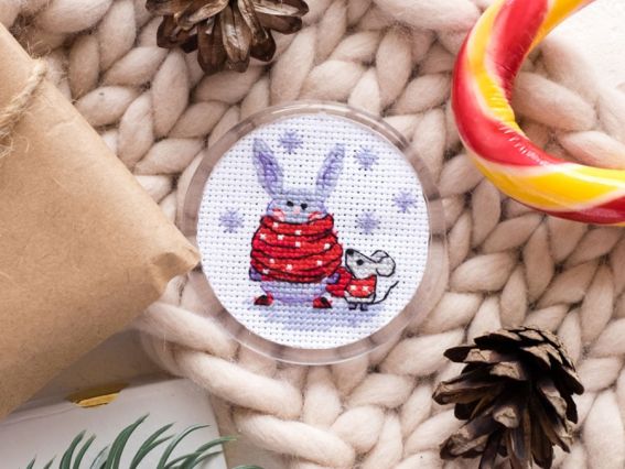 APH-008 Радіємо снігу (заяць та миша) Абріс Арт н-р для виш. брелока з акрил. основою, нитки