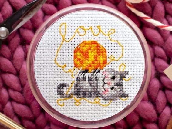 Вышивка-магнит нитками APH-010 Котик с клубочком Абрис Арт с акриловой рамкой Вышивка-магнит нитками APH-010 Котик с клубочком Абрис Арт с акриловой рамкой