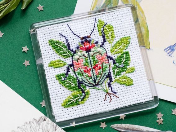Вышивка-магнит нитками APH-011 Жук Абрис Арт с акриловой рамкой Вышивка-магнит нитками APH-011 Жук Абрис Арт с акриловой рамкой