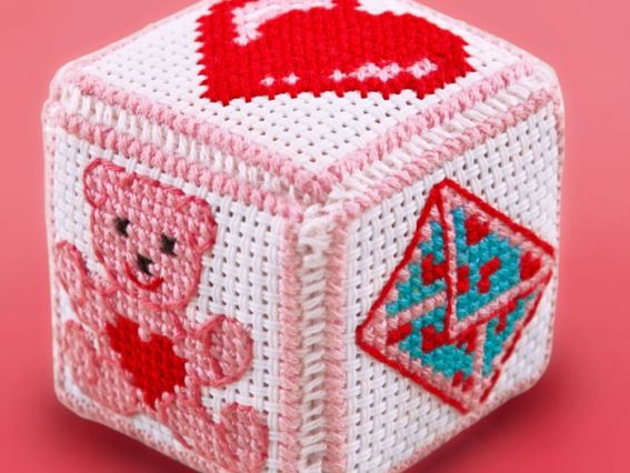 Набір Брелок-кубик Від усього серця для вишивки на пластиковій канві  B 108 Biscornu