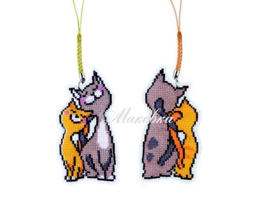 Набір для вишивки брелока Закохана пара В-301, Biscornu Набір для вишивки брелока Закохана пара В-301, Biscornu