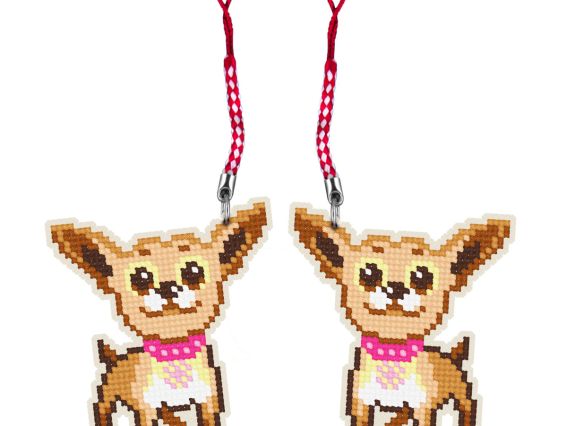 Двосторонній вишитий брелок «Чихуахуа» на пластиковій канві. Вигляд спереду та ззаду, рожевий шнурок-підвіс.