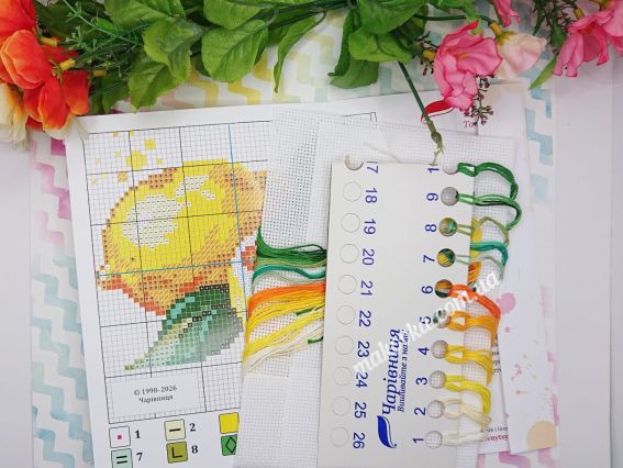 Комплектація набору для вишивання «Лимон»: кольорово-символьна паперова схема, фірмовий органайзер із нитками муліне жовтих та зелених відтінків, а також біла канва.