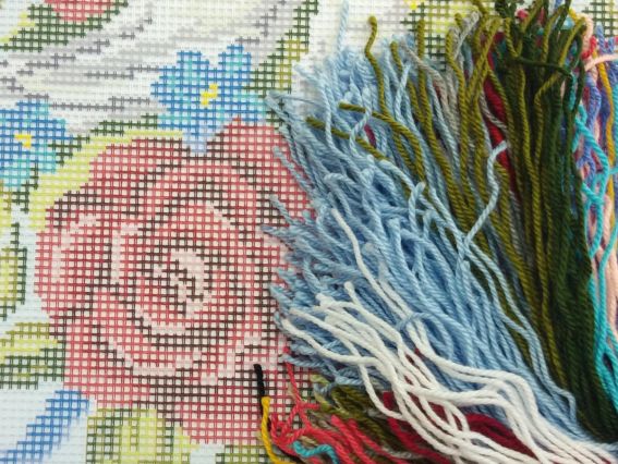 Голуби, V-17, ТМ Чарівниця Набір для вишивання подушки напів-хрестиком 