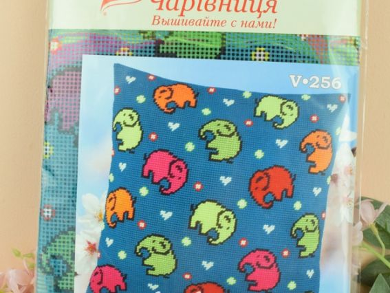 Набір для вишивання Подушка напівхрестиком 40х40см V-256 Слони Чарівниця