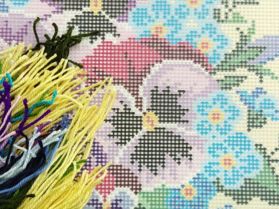 Набір для вишивання Подушка напів-хрестиком V-274 Букет фіалок, Чарівниця